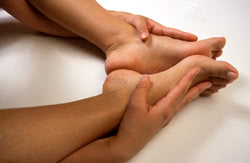 La cura delle mani e dei piedi con l'aiuto dei prodotti erboristici